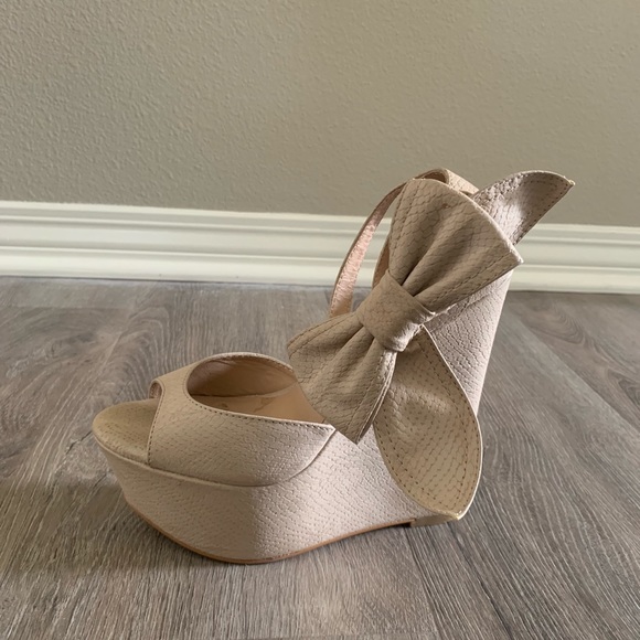 Penny loves Kenny wedges. - Picture 5 of 6